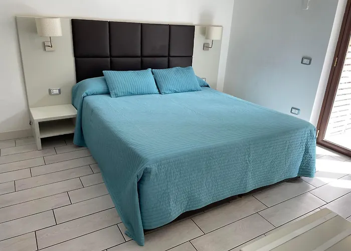 לינה וארוחת בוקר Zara קוריליאנו קלאברו